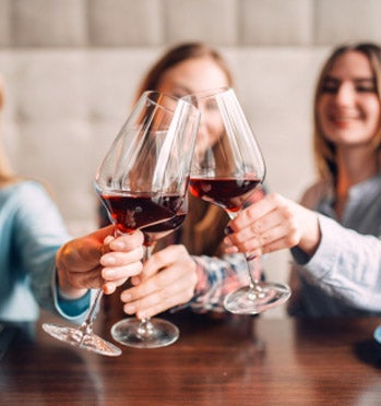 Amigas tomando una copa de vino 