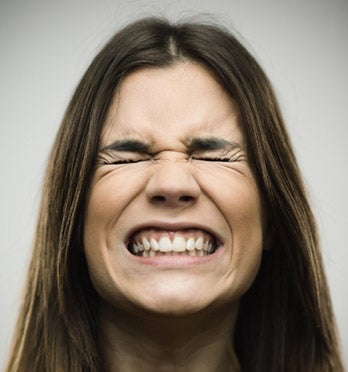 Mujer con bruxismo